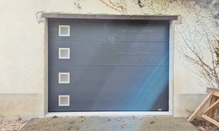 porte de garage avec hublots et inserts inox